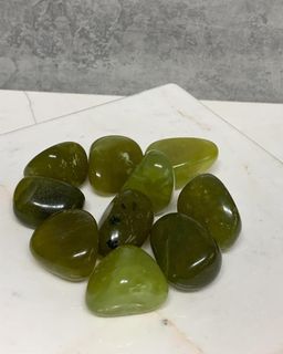 Pedra-Serpentinita-verde-clara-pedra-do-Infinito-rolada