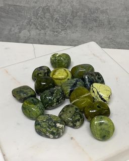 Pedra-Serpentinita-verde-amarela-Pedra-do-Infinito-rolada