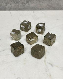 Pedra-Pirita-formada-em-cubo-bruta