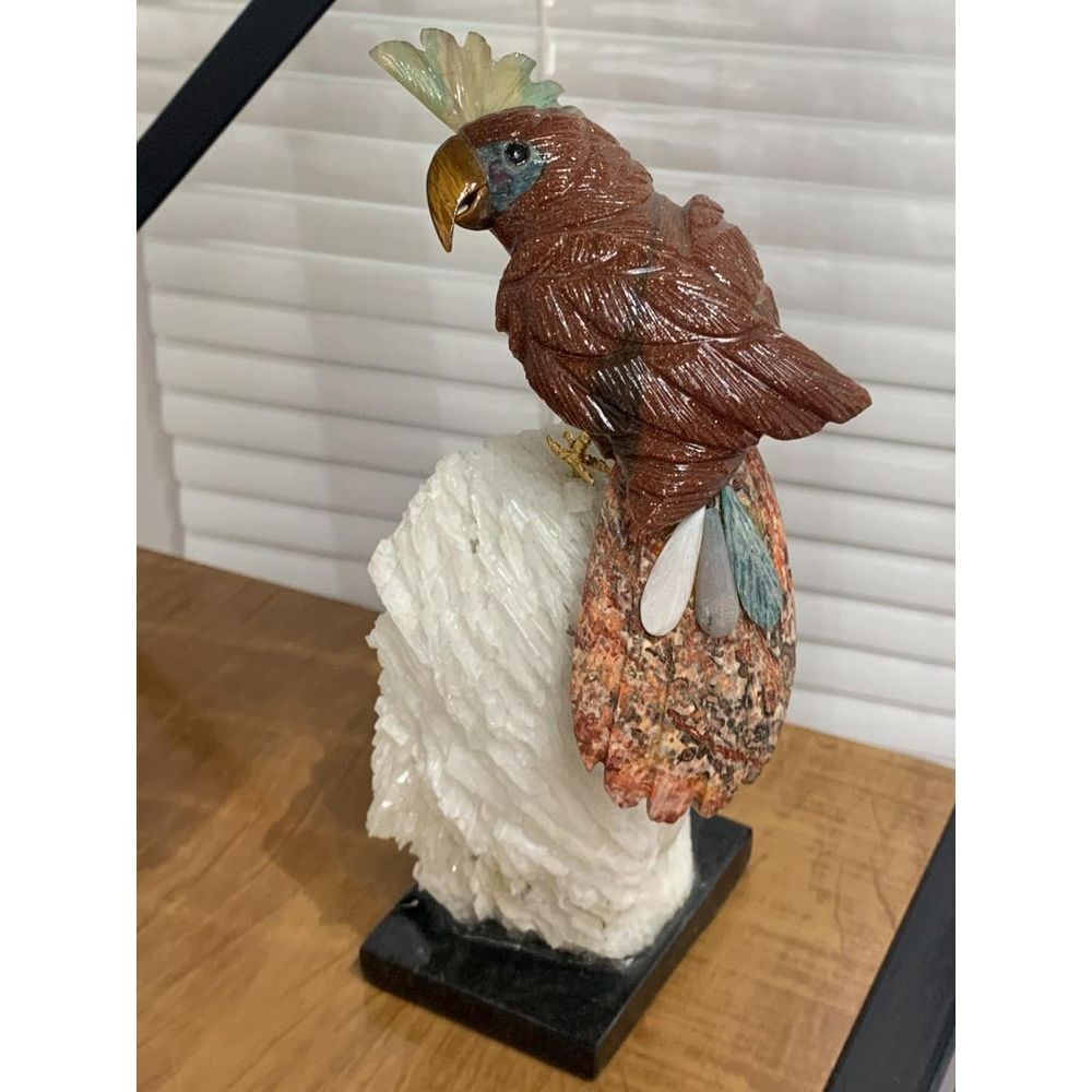 Cacatua-de-Pedra-do-Sol-Marrom-com-Base-de-Albita-