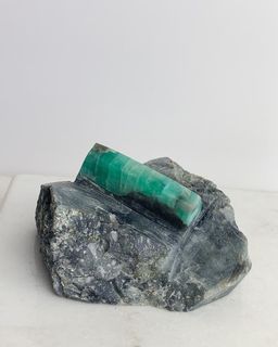 Pedra-Esmeralda-Polida-Na-Matriz-244g