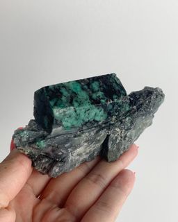 Pedra-Esmeralda-Polida-Na-Matriz-285g