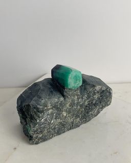 Pedra-Esmeralda-polida-na-matriz-288-g