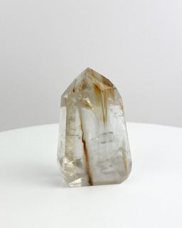 quartzo-cristal-polido-com-anfibola
