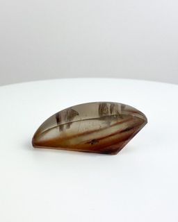 quartzo-cristal-polido-com-anfibola