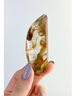 quartzo-cristal-polido-anfibola-mao