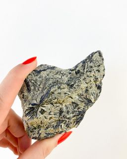pedra-actinolita-na-matriz-bruta
